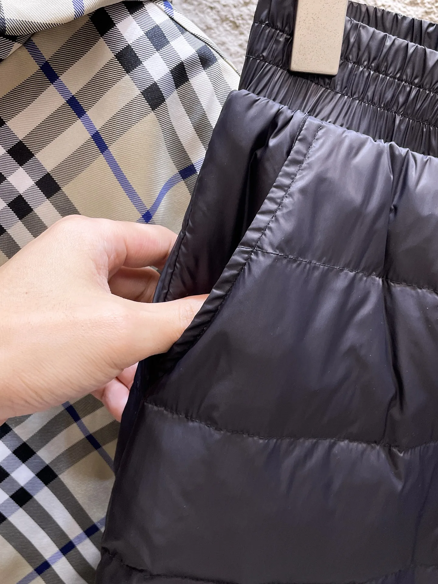 P490 Big Goose🇨🇦🌹25 new autumn and winter thickened warm down pants are here🔥Winter essential outdoor windproof, lockable and warm. Made of professional-grade outdoor windproof, waterproof and breathable fabric. Lining 90% white duck down filling. Lightweight design. Lightweight and warm. Seamless gluing process on the inside. Made of light and gall-free anti-drilling fabric to effectively prevent velvet running. Original hardware accessories. Classic logo matching. Simple and versatile, the upper body is stylish and not bloated. The style is the same for men and women! Size: M-3XL.